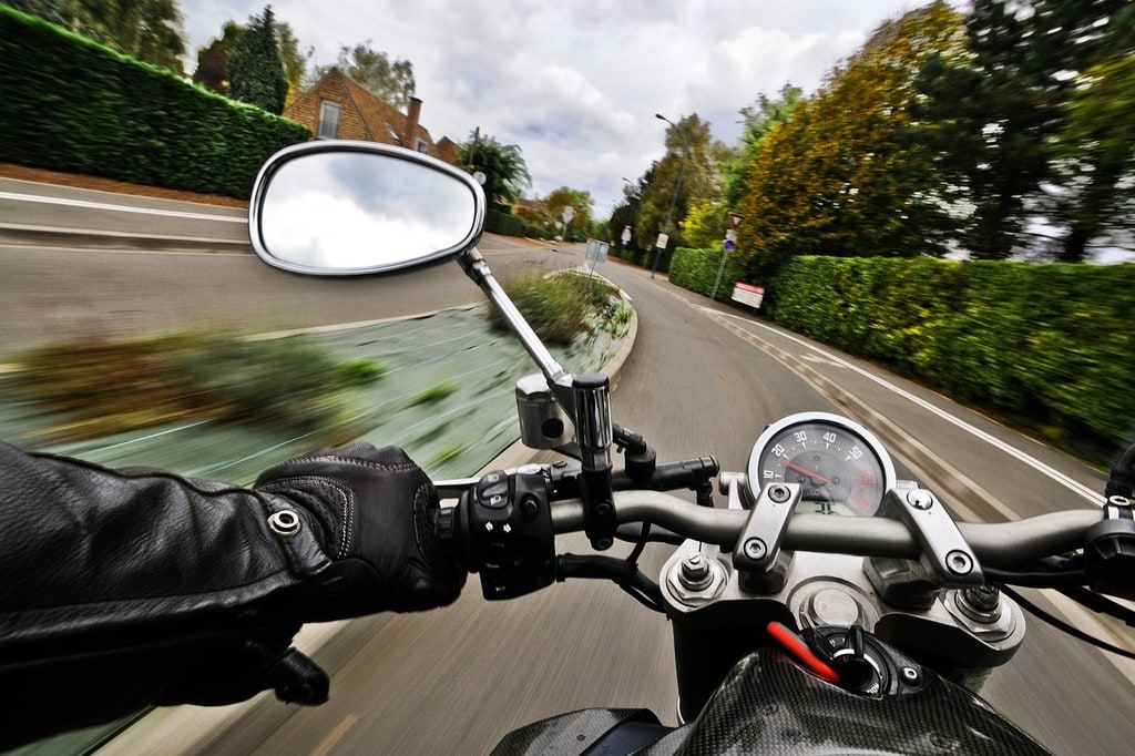 Adapter sa moto aux longs trajets avec les bons équipements