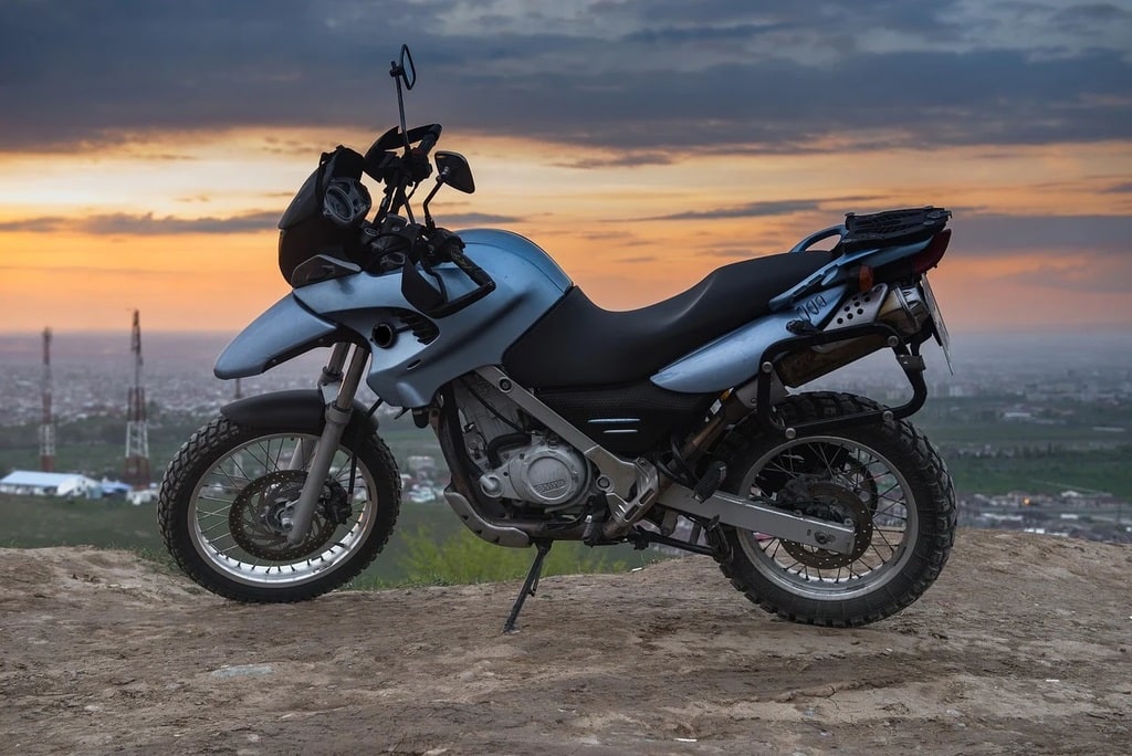 Anticiper les dangers sur la route à moto